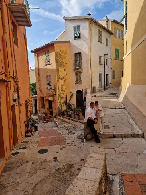 Menton šarene fasade i pogled na more na Azurnoj obali